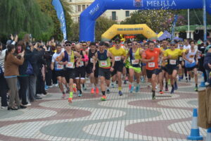 Atletas corriendo en la San Silvestre de Melilla 2025