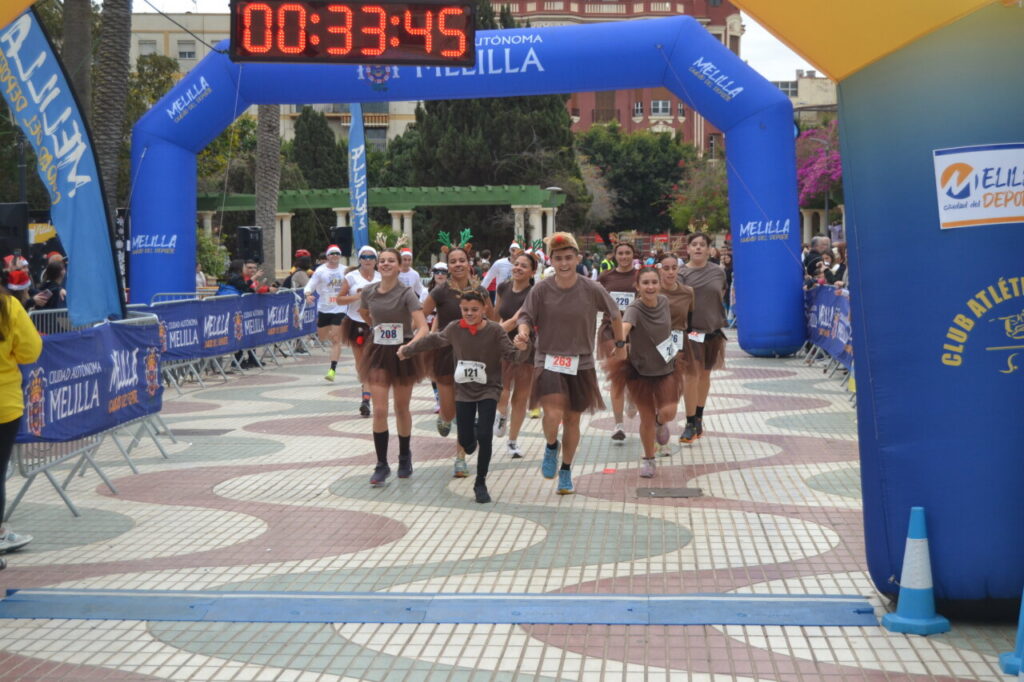 Participantes corriendo en la San Silvestre de Melilla con disfraces