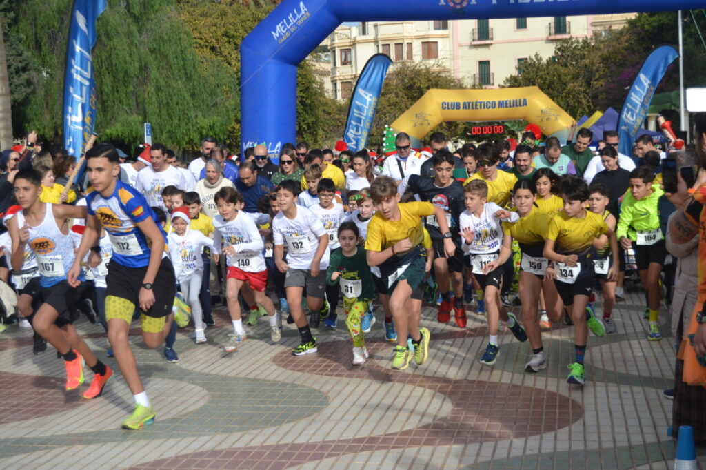 Niños corriendo en la carrera infantil San Silvestre de Melilla 2025