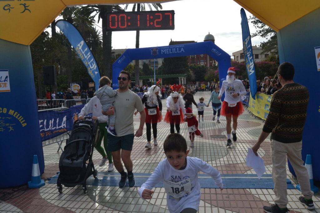 Participantes de la carrera San Silvestre en Melilla cruzando la meta
