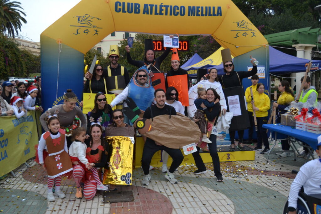 Participantes en el concurso de disfraces de la San Silvestre de Melilla