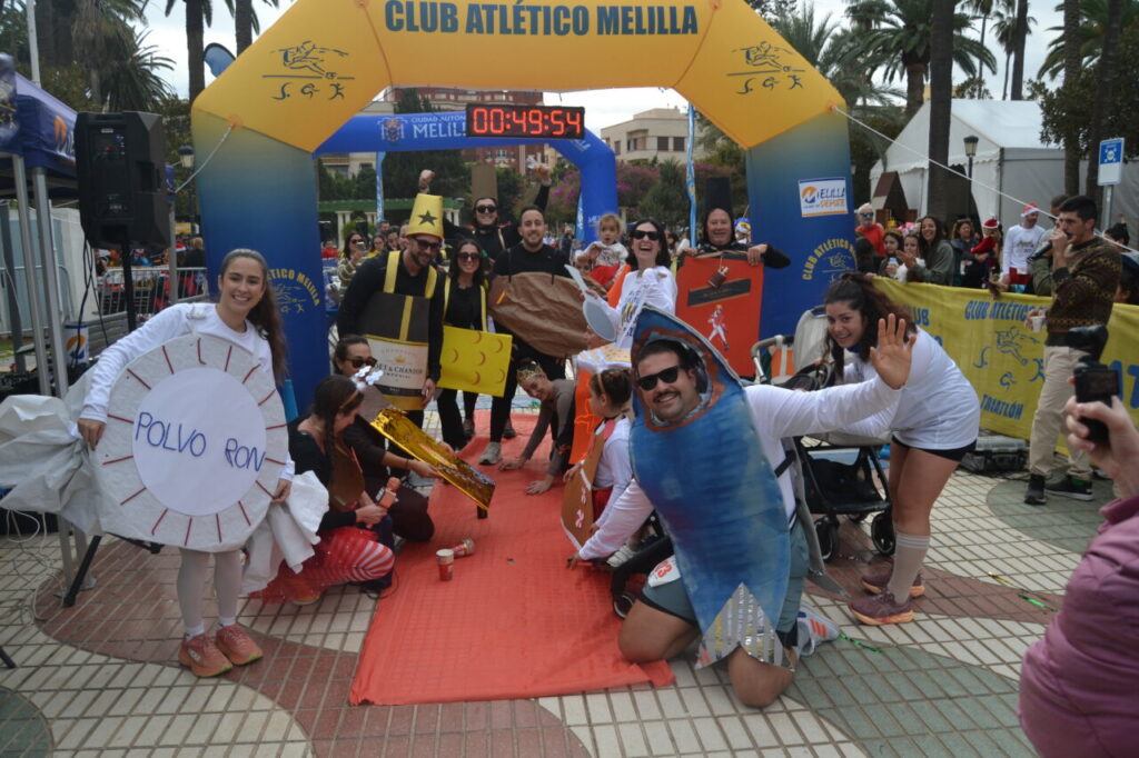 Participantes disfrazados en la carrera San Silvestre de Melilla