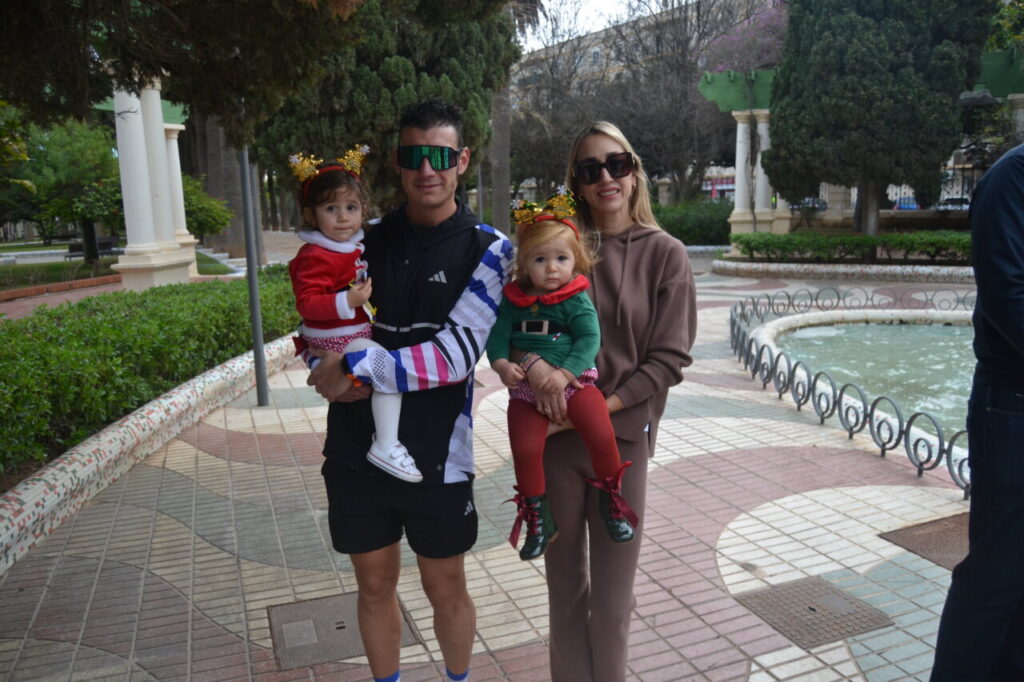 Familia posando en el Parque Hernández durante la San Silvestre de Melilla