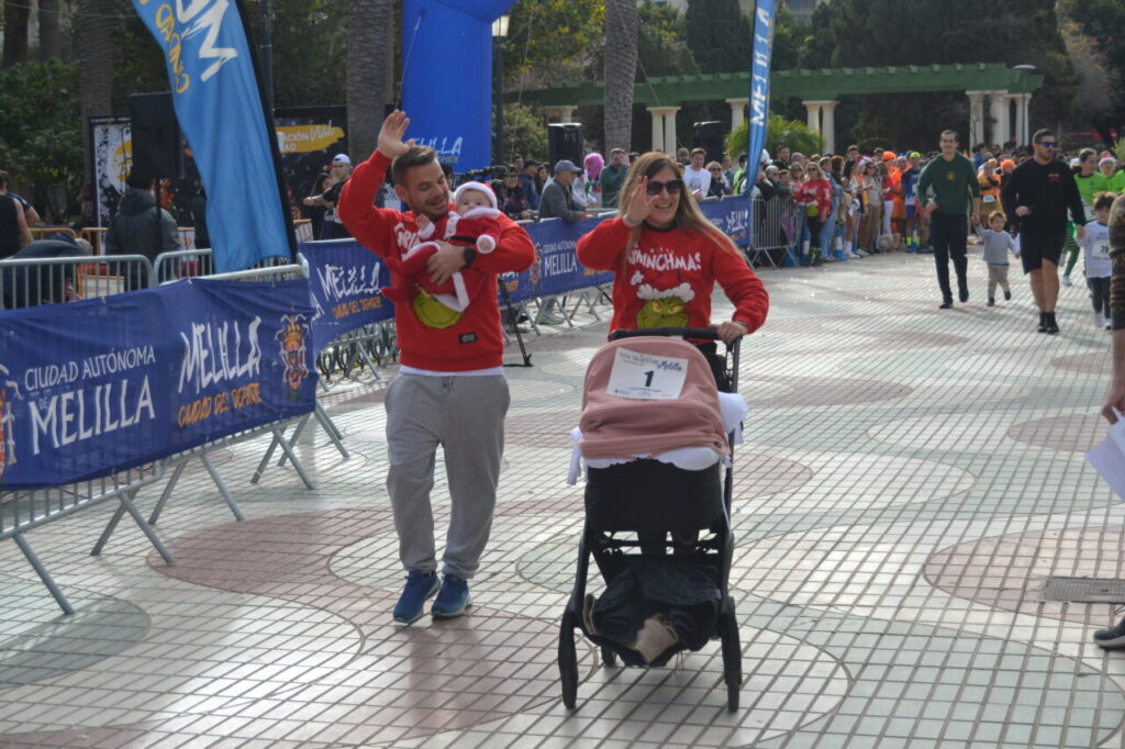 Familia participando en la San Silvestre de Melilla con un carrito