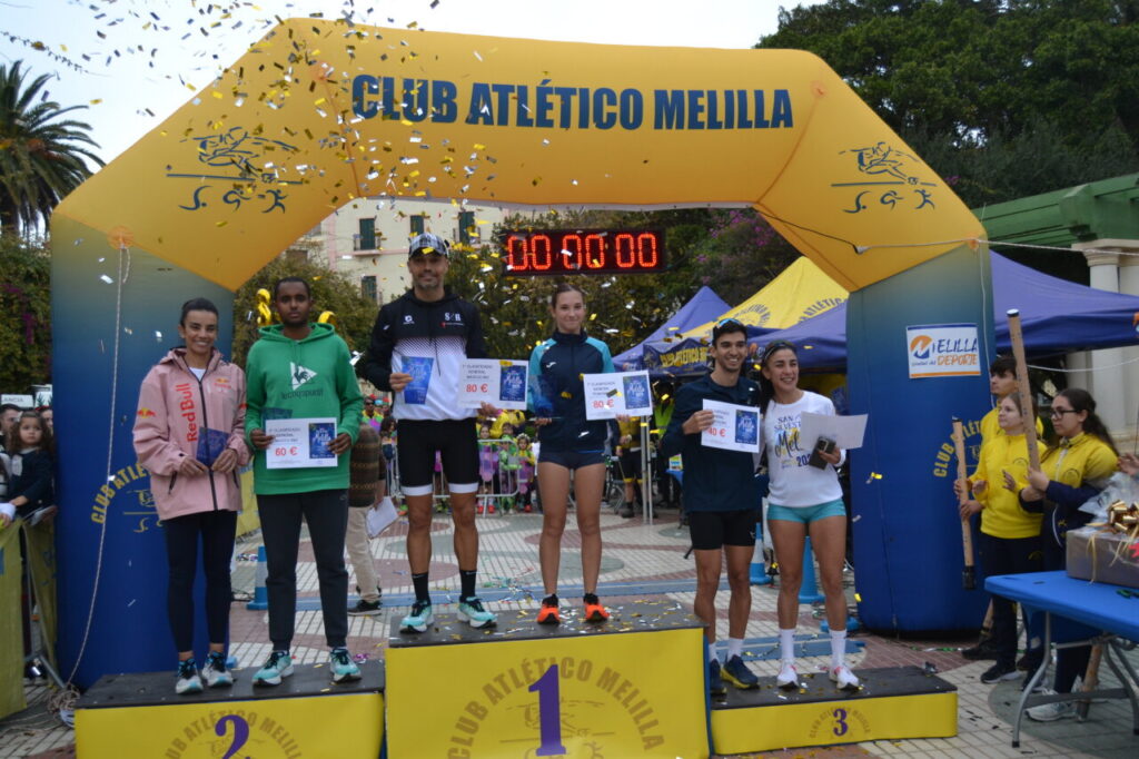 Atletas en el podio de la San Silvestre de Melilla 2025 con premios