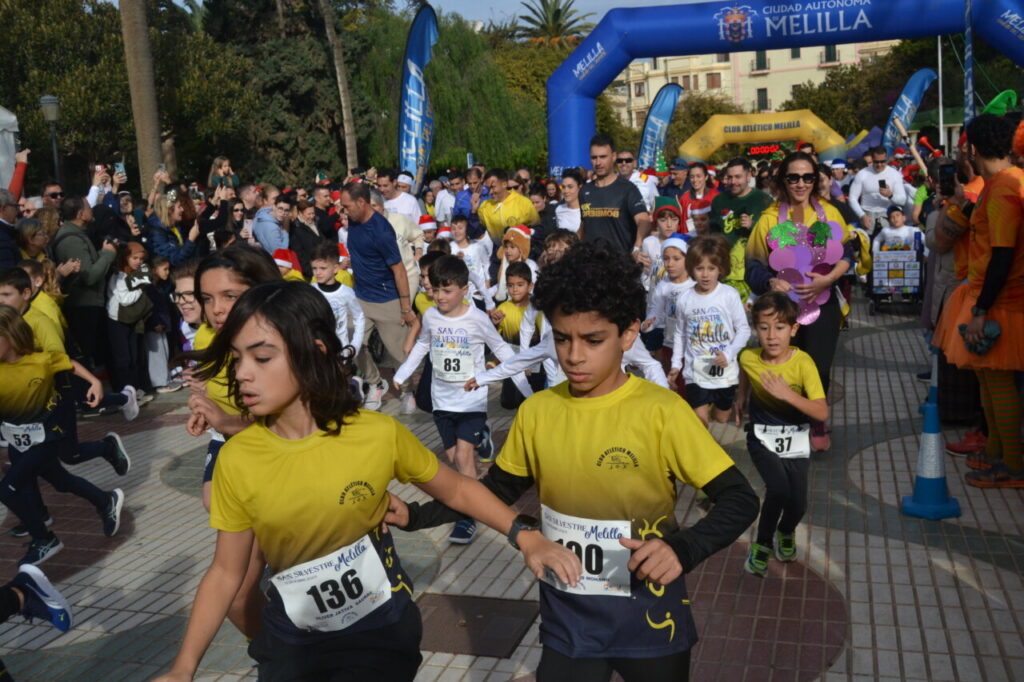 Niños corriendo en la carrera San Silvestre de Melilla