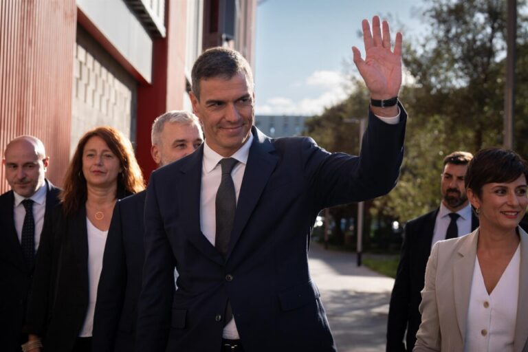 Pedro Sánchez saludando mientras camina con otros miembros del gobierno