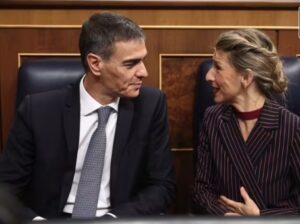 Pedro Sánchez y Yolanda Díaz conversando en el Parlamento