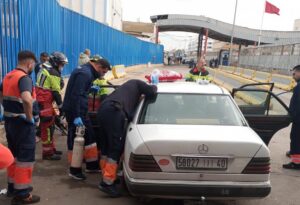Sanitarios y bomberos atendiendo a una menor herida en la frontera