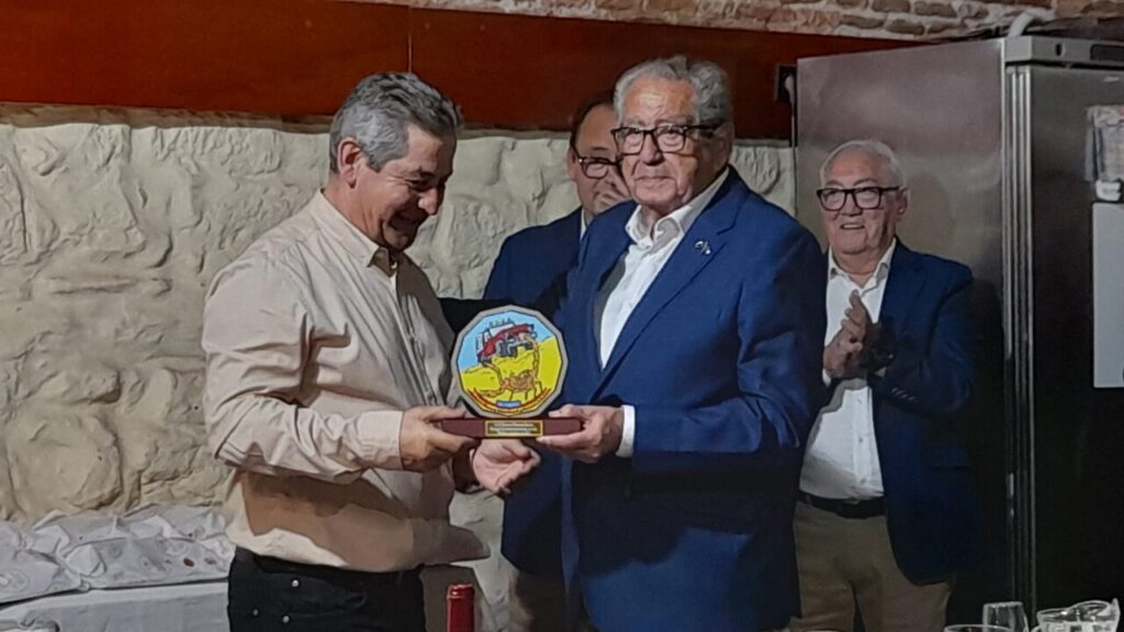 Entrega de un premio en la copa de Navidad del Club Scorpio Aventuras