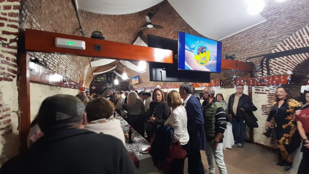 Celebración de la copa de Navidad del Club Scorpio con asistentes en un ambiente festivo.
