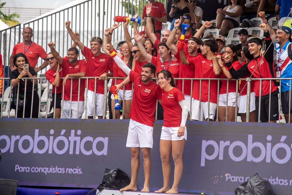 Celebración del equipo español de tenis playa tras ganar el Mundial en Brasil