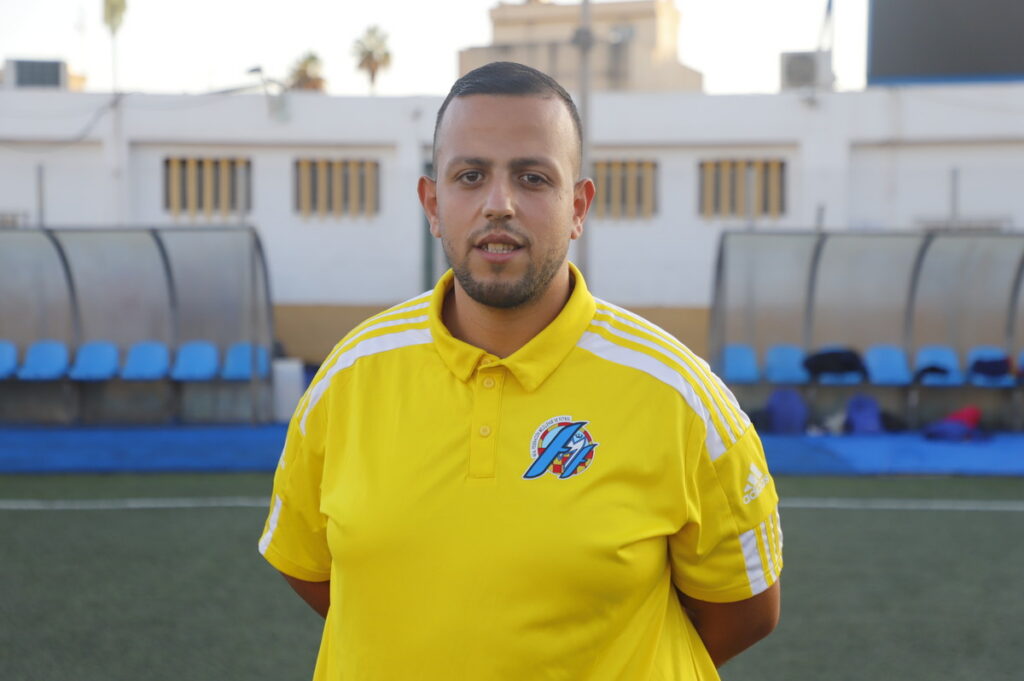 Entrenador Abdelkader Samiri de la selección melillense en el campo