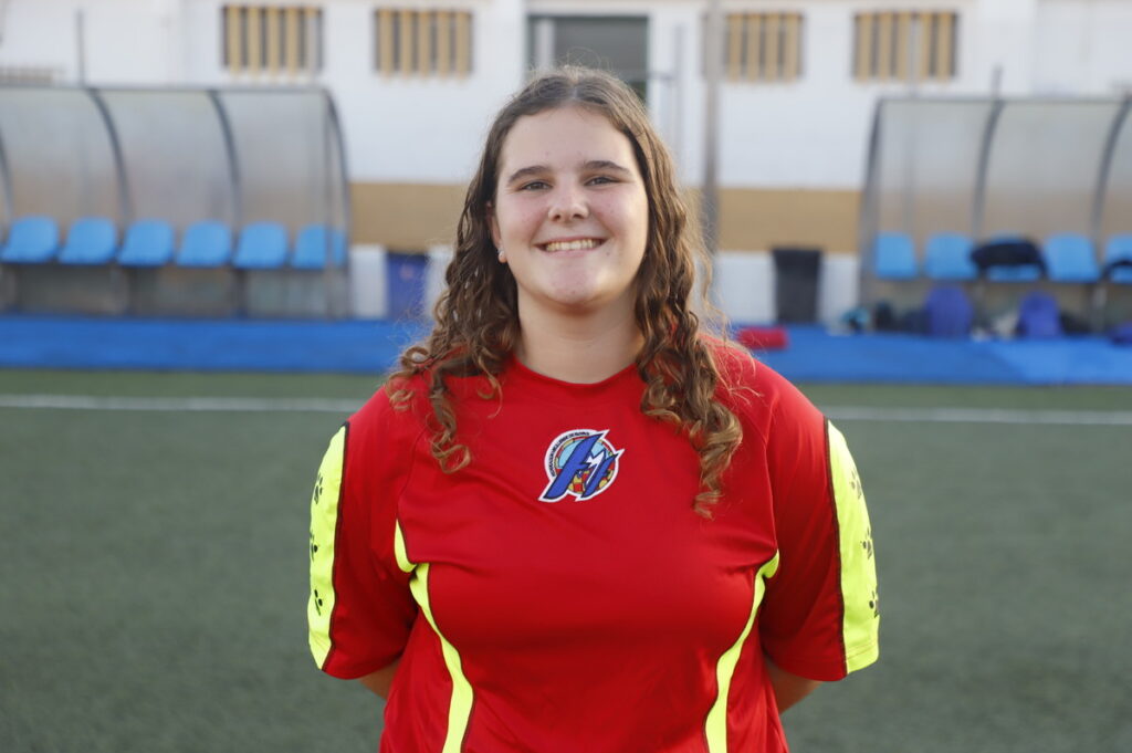 Jugadora de la selección Sub-14 de Melilla en uniforme rojo