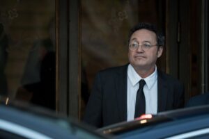 Álvaro García Ortiz saliendo de un edificio en traje oscuro