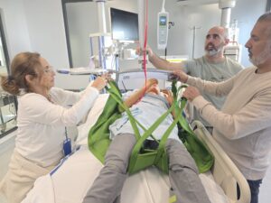 Profesionales de la salud realizando una simulación de traslado de un paciente
