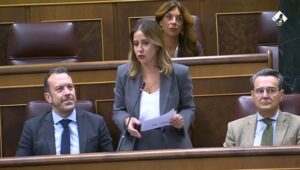 Sofía Acedo hablando en el Congreso de los Diputados sobre migración