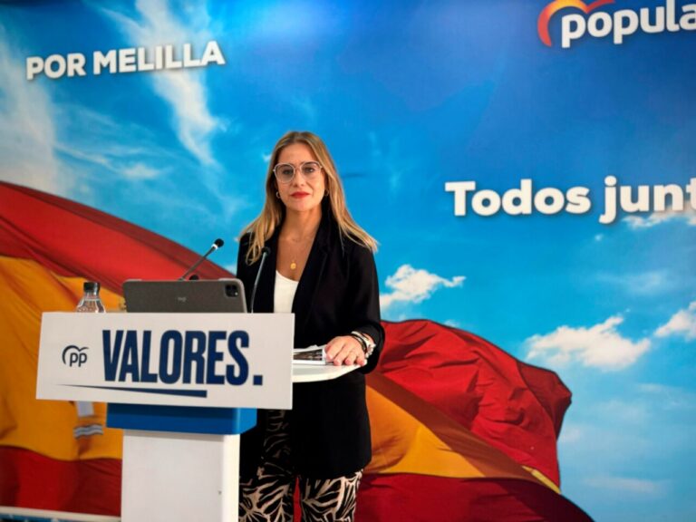 Sofía Acedo en un evento del PP con fondo de bandera española
