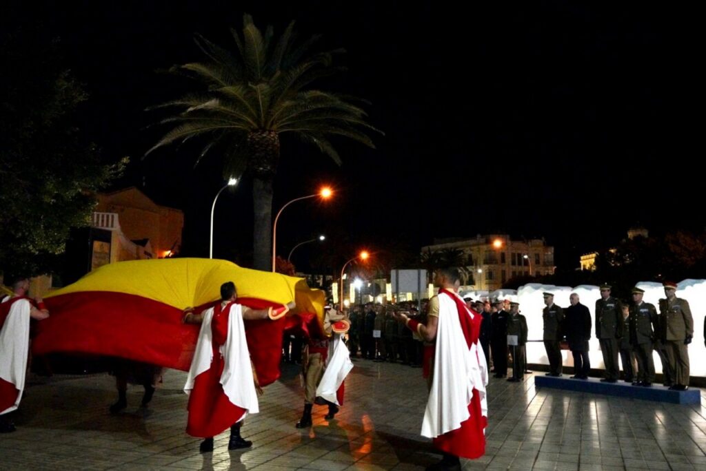 Ceremonia de arriado de bandera en Melilla con la Constitución