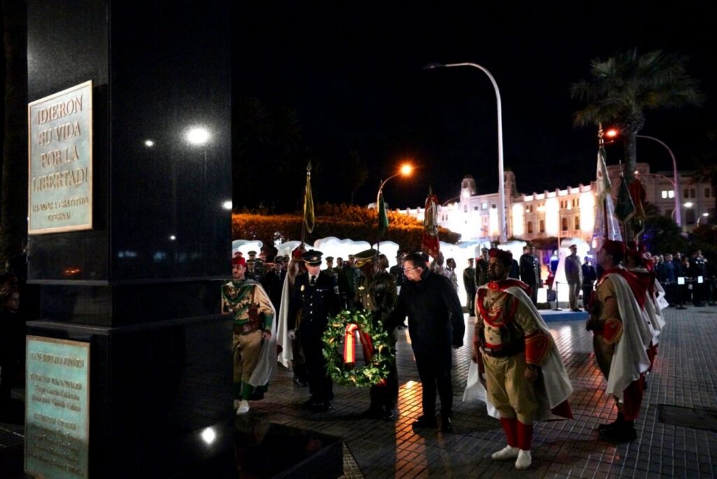 Ceremonia de arriado de bandera en Melilla con autoridades presentes.