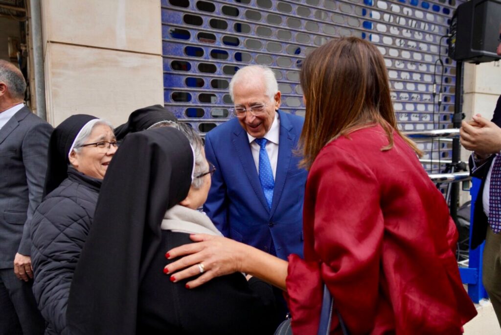 Inauguración de la plaza en honor a Sor Adelina con asistentes conversando.