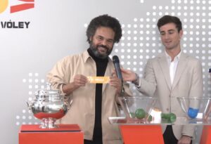 Presentador sosteniendo un papel con el nombre Melilla en el sorteo de la Copa de la Reina