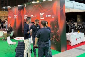 Stand del hub digital de Melilla con personas conversando