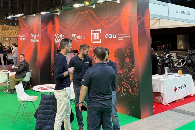 Stand del hub digital de Melilla con personas conversando