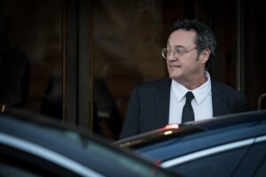 Álvaro García Ortiz saliendo de un edificio con traje y gafas