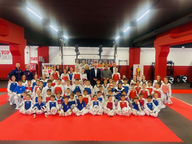 Grupo de jóvenes deportistas de taekwondo en entrenamiento en Melilla