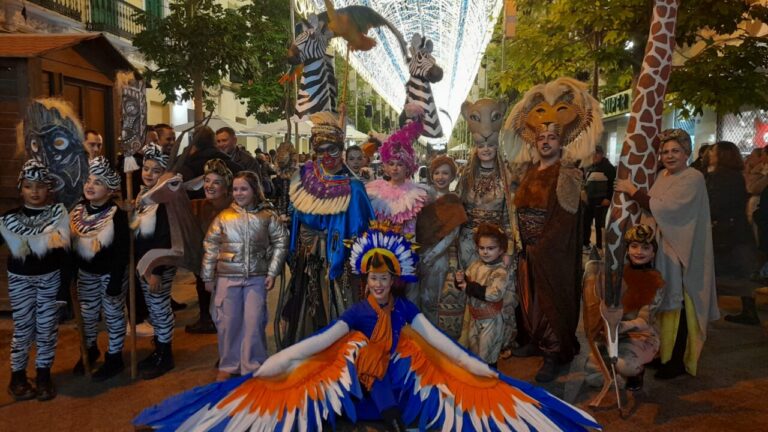 Grupo de personas disfrazadas de personajes de El Rey León en Melilla