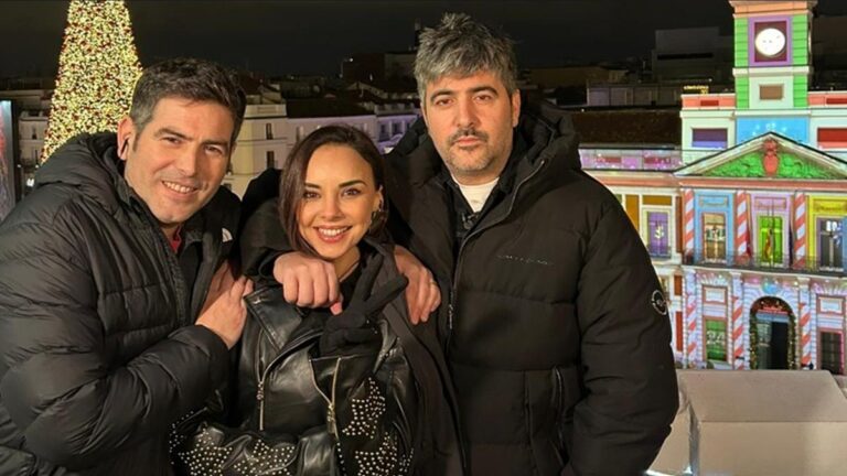 Chenoa y Estopa celebrando las campanadas en un evento