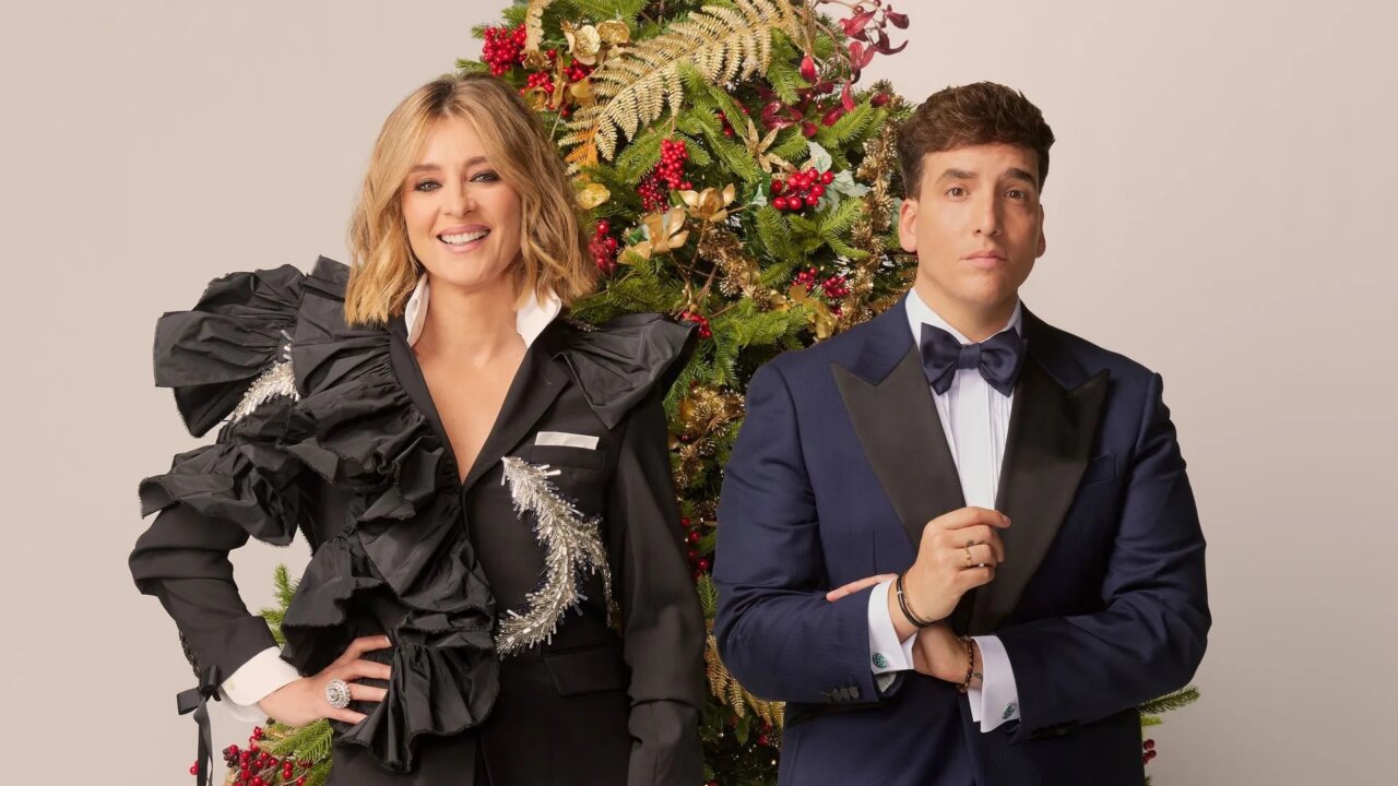 Sara Barneda y Xuxo Jones posando frente a un árbol navideño