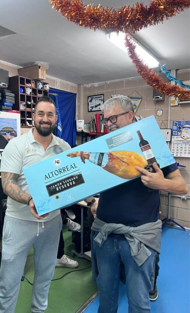 Participantes del tiro olímpico en Melilla celebrando con un premio