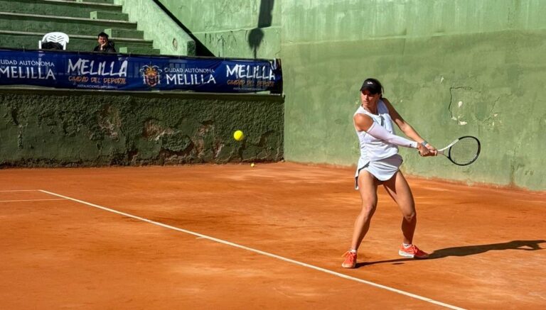 Jugadora de tenis en acción durante el Torneo Internacional de Melilla