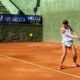 Jugadora de tenis en acción durante el Torneo Internacional de Melilla