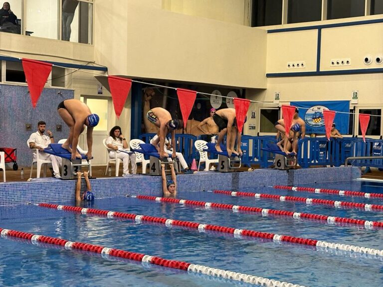 Nadadores en el XIX Trofeo de Natación Ciudad de Melilla preparándose para competir.