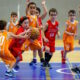 Niños jugando baloncesto en el torneo de Navidad FMB