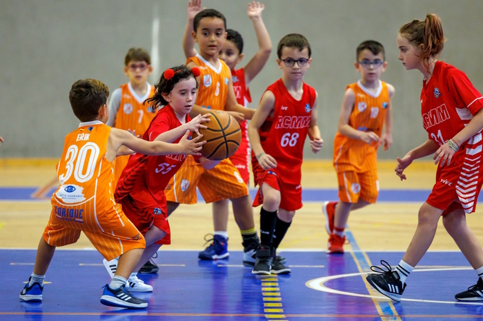 Niños jugando baloncesto en el torneo de Navidad FMB