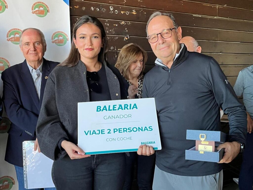 Ganadores del torneo de golf con premios en evento solidario