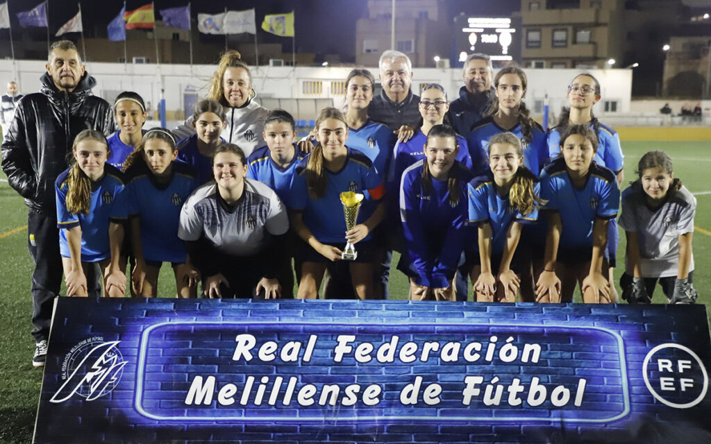 Equipo de Torreblanca CF posando con el trofeo de subcampeón