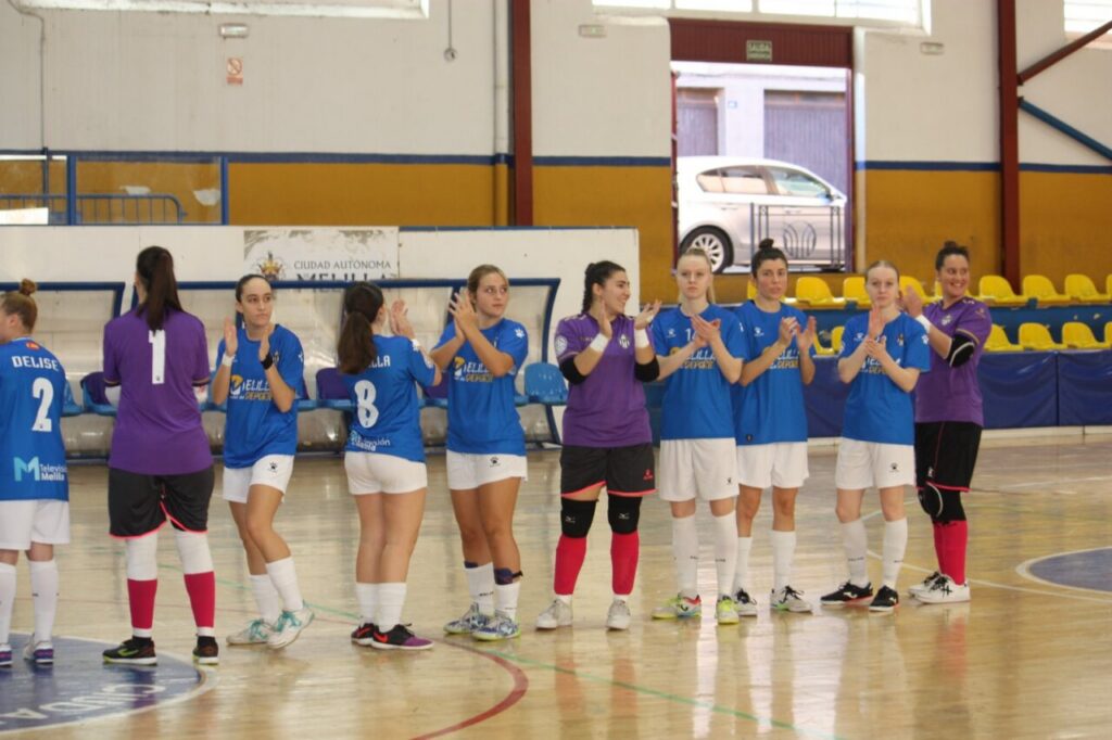 Jugadoras del Melilla Torreblanca C.F. celebrando su victoria en el partido