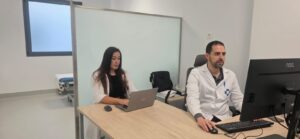 Dos profesionales de la salud trabajando en un consultorio médico moderno