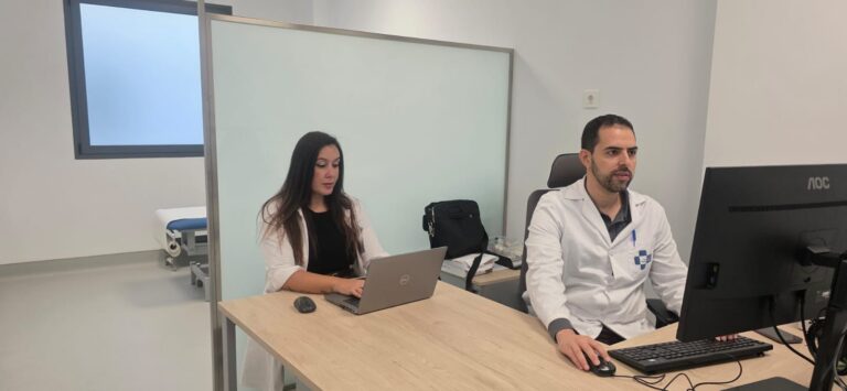 Dos profesionales de la salud trabajando en un consultorio médico moderno