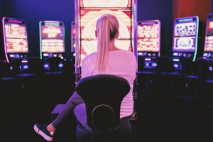 Mujer jugando en una máquina tragaperras en un casino moderno