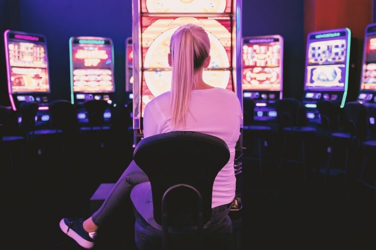 Mujer jugando en una máquina tragaperras en un casino moderno