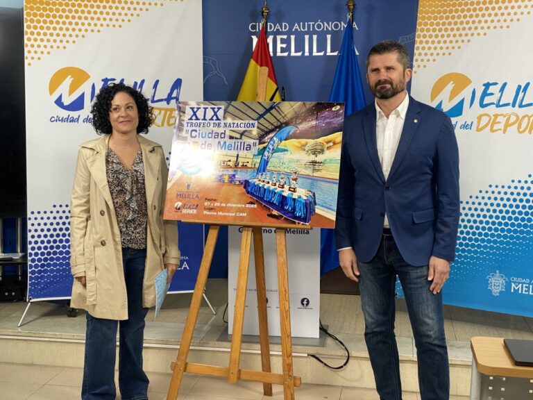 Presentación del XIX Trofeo Ciudad de Melilla de Natación con dos personas y un cartel.