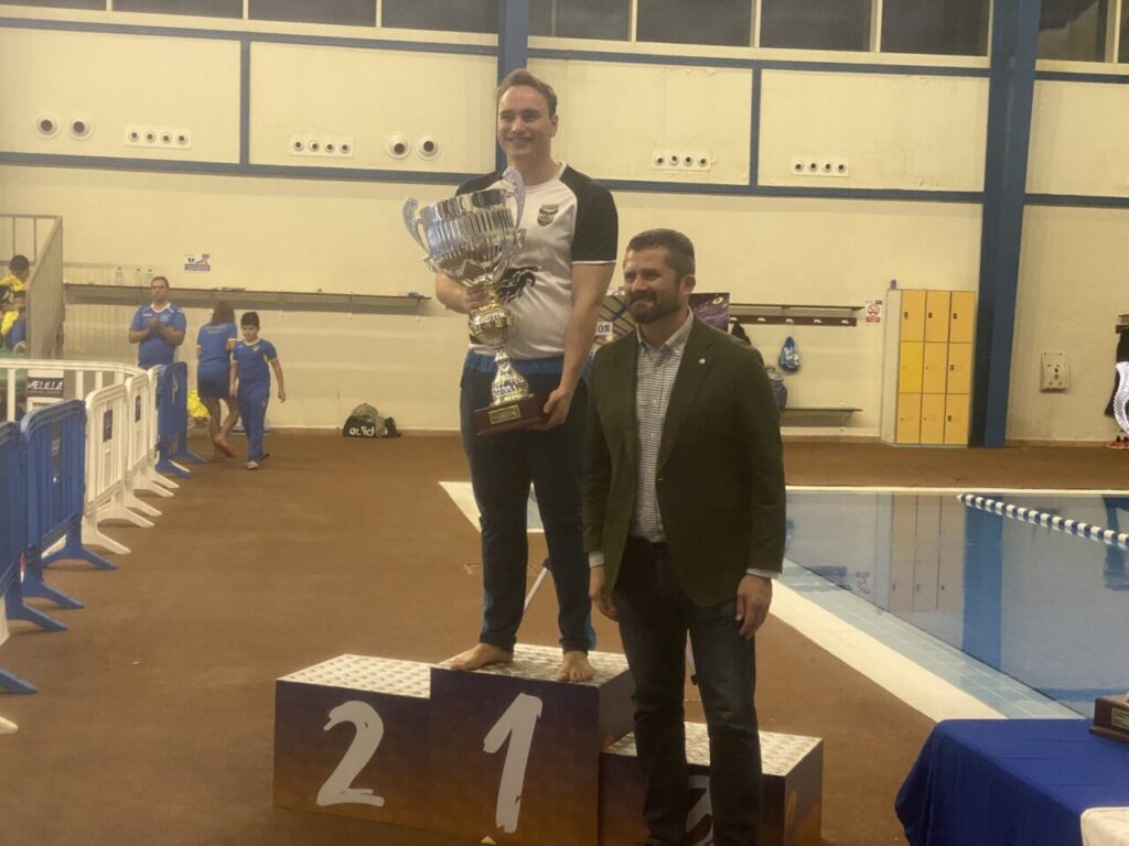 Ganador del Trofeo Ciudad de Melilla sosteniendo el trofeo en el podio