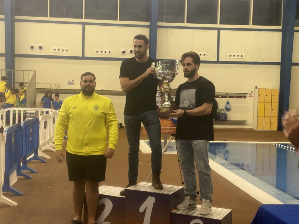 Entrega de trofeo en el XIX Trofeo Ciudad de Melilla de natación