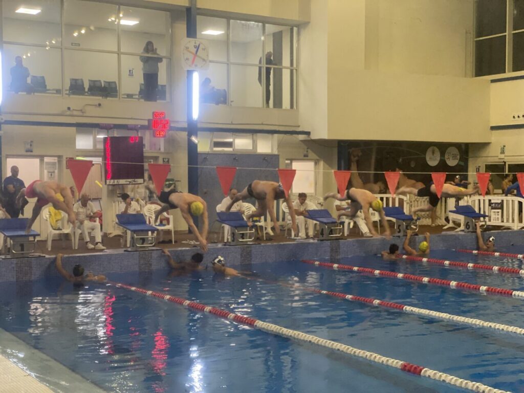 Nadadores saltando al agua en el Trofeo de Natación Ciudad de Melilla